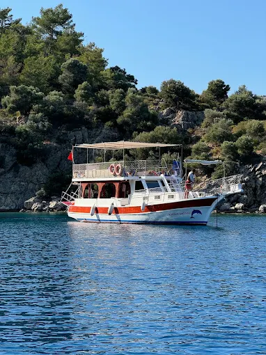 Tekne saklı koyda — Datça